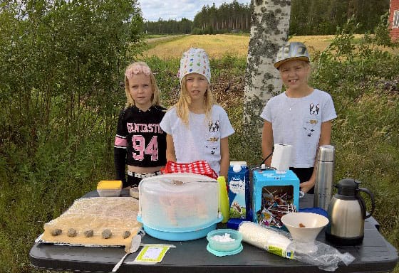Jylhänkankaan sisarukset pystyttivät maitolavakahvilan kotitiensä kupeelle. Kuva Hanna Jylhänkangas