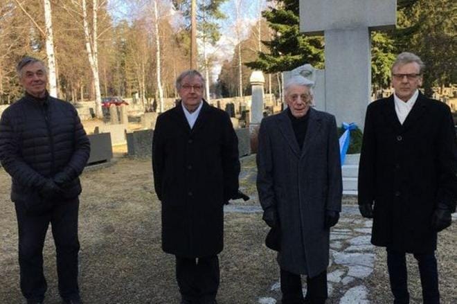 Alahärmän sotaveteraanien seppeleen laskussa vasemmalta Paavo Lahti, Pekka Keltto, veteraani Erkki Malmi ja Seppo Malmi.