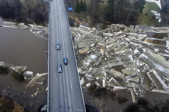 Ilmajoen keskustan Palon sillan kohdalla oli tiistaina jääpato. Kuva: Kari Löfhjelm