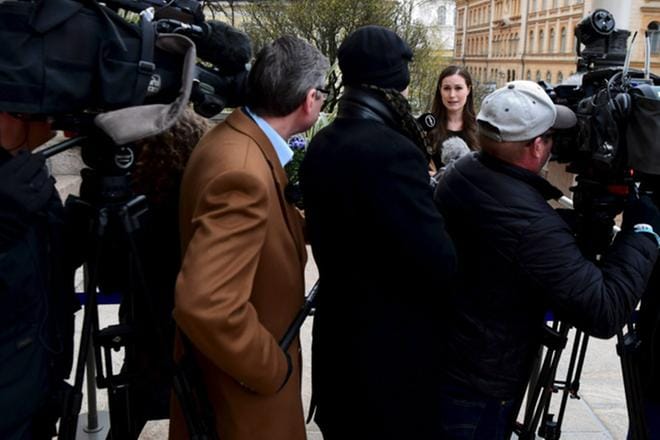 Pääministeri Sanna Marin (sd.) vastaa median kysymyksiin Säätytalolle saapuessaan. Kuva: Jussi Nukari / Lehtikuva