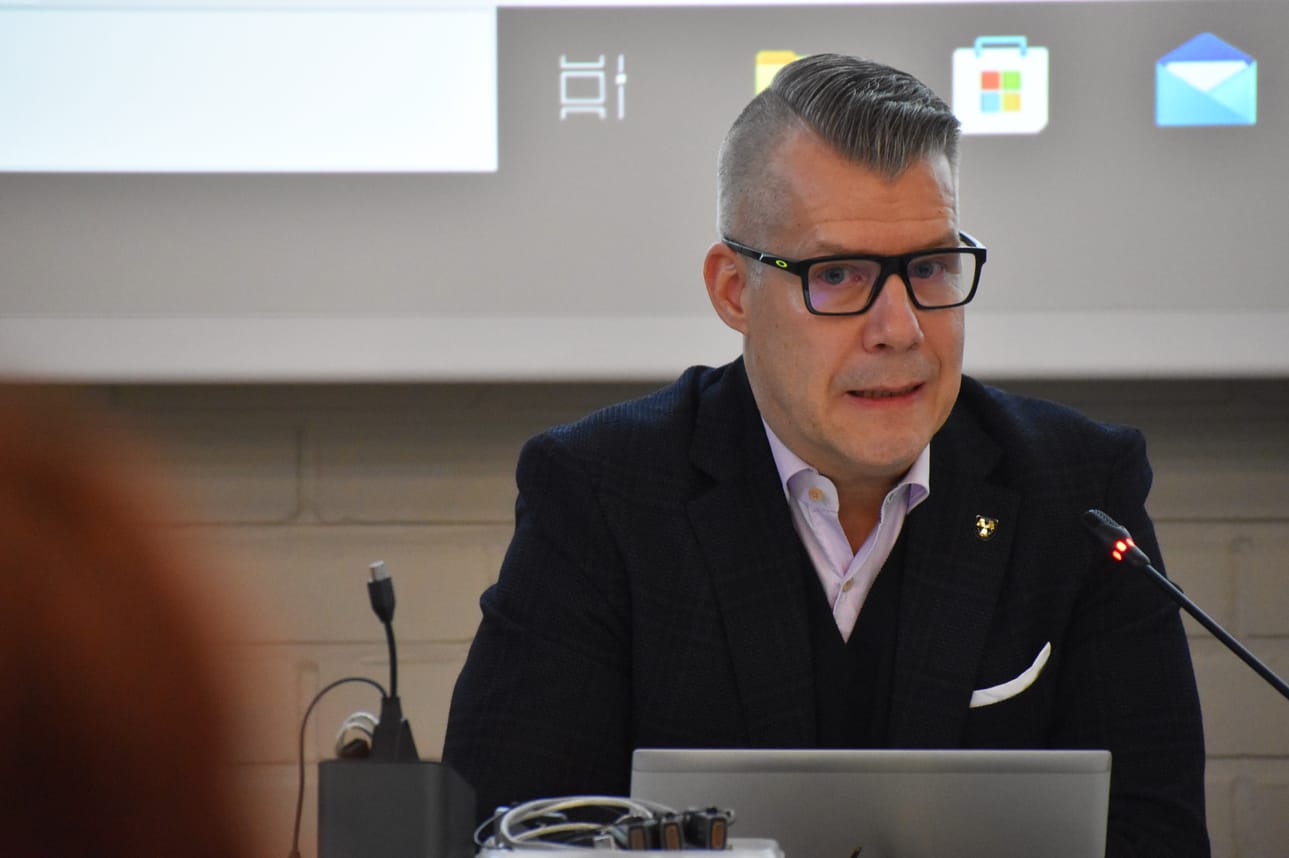 Vaikka kunnan taloudellinen tilanne onkin hyvällä tolalla, huoliakin on. Yhtenä huolta aiheuttaa Posion vuodeosastohoidon lakkauttaminen. Kunnanjohtaja Pekka Jääskö edelleen ihmettelee sitä, että miksi Posion kunnan ehdotus Lapin hyvinvointialueelle ei kelvannut, jossa kunta esitti, että Posion Coronarian palvelumallia olisi pilotoitu Lapin pienissä kunnissa.