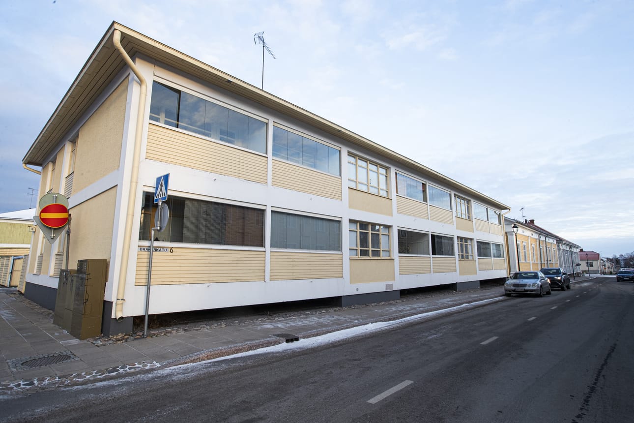 Annanpäivän ikkuna sijaitsee Brahenkatu 6:ssa, Kauppakadun puolelta.