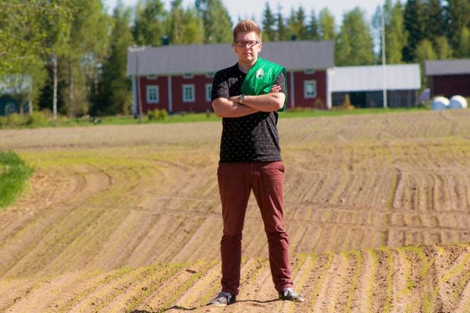 Juha Herrala, 32, aloittaa Isojoen kunnanjohtajana elokuussa. Hän on vanhaa isojokista sukua ja haki kunnanjohtajaksi osaksi rakkaudesta kotiseutuun. Isojoen vahvuus on hänen mielestä vahva kökkähenki. Heikkous on negatiivinen huoltosuhde eli lapsia on vähän suhteessa vanhuksiin. Uusi kunnanjohtaja on hyvin kilpailuhenkinen, ja myöntää, että kakkossija korpeaa häntä aina. KUVA: JORMA HAVULA