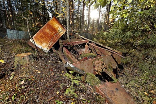 Metalli kelpaisi kierrätykseen ja voi niistä jopa jonkun roponkin saada. Kaupunki siivoaa kaupungin mailta, yksityiset vastaavat itse jätteistään. KUVAT: KARI LÖFHJELM