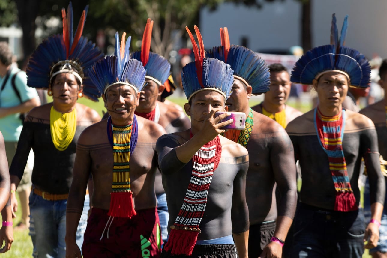 Brasilian Amazoniassa asuu arviolta 900 000 alkuperäiskansojen edustajaa. Heistä sadat osoittivat mieltä Jair Bolsonaron hallintoa vastaan pääkaupunki Brasiliassa huhtikuussa.