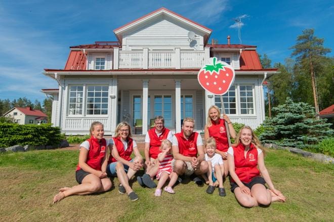 Taipaluksen mansikkatila on perheyritys. Kuvassa Hanna Taipalus (vas.), Marja-Liisa Taipalus, Antti Taipalus, Safina Taipalus, Matias Taipalus, Niklas Taipalus, Sanni Taipalus ja Anni Taipalus.