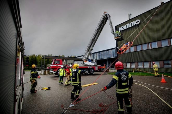 Nostolava-auton ja pelastusköyden avulla työntekijöitä pääsi turvaan hylsy- ja luotitehtaan katolta. KUVAT: JAAKKO ELENIUS