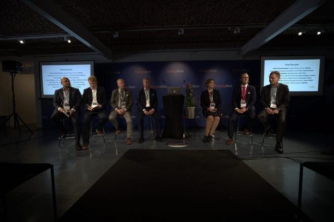 Kuvassa Kubal Chandrashekner Danfossilta, Jussi Laine Demos Helsingistä, Peter Ståhlberg NLC Ferrystä, Juhani Pitkänen Royal Caribbean Cruises, Heidi Kuusniemi Vaasan yliopistolta, Hans-Alexander Öst Vaasan Sähköltä ja Roger Holm Wärtsilästä. Kuva: Jarno Pellinen
