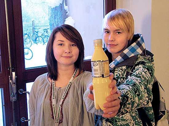 Myllytullin koulussa tartutaan piristepulloon yhä harvemmin. Saana Rasila (vas.) ja Roope Akujärvi tutkivat ihmejuoman etikettiä.