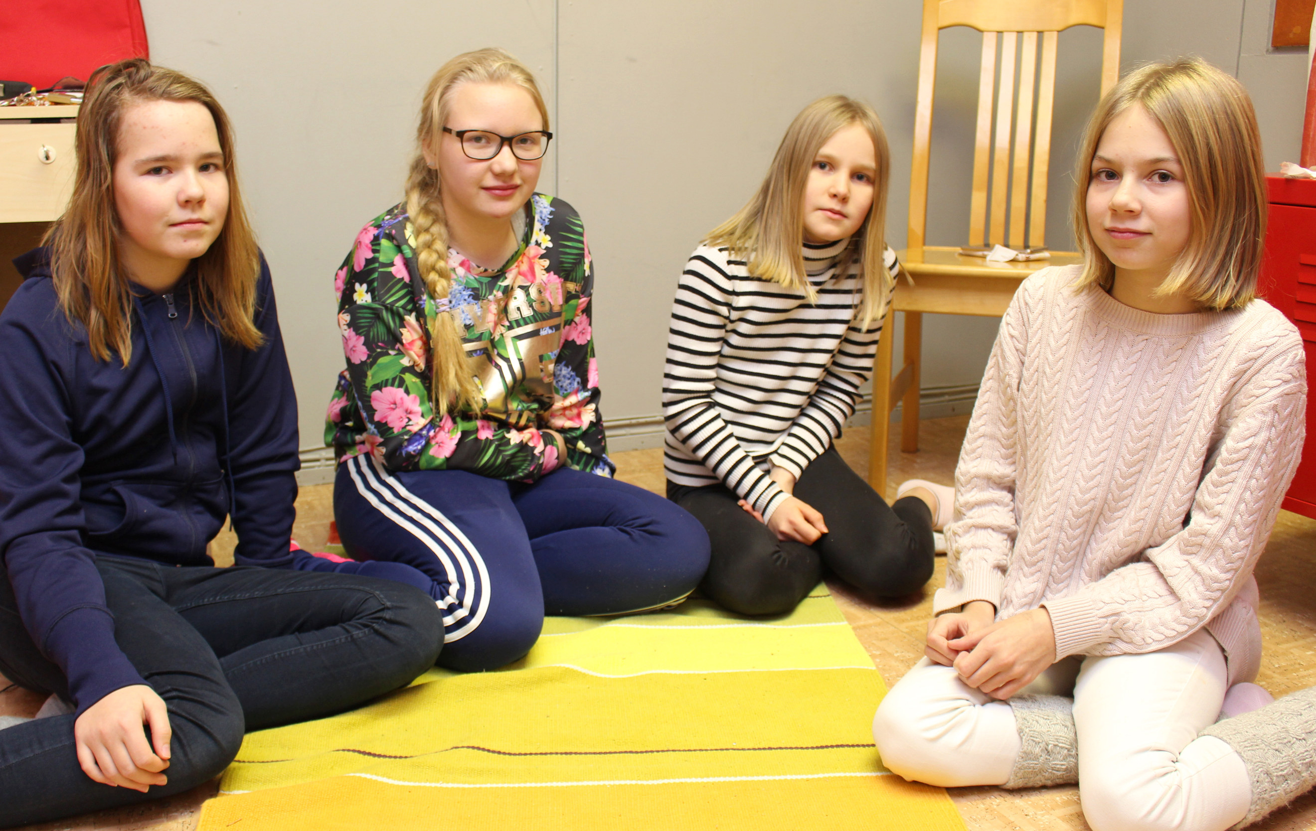 Pakohuone kuvattiin tarkoituksella niin, ettei kuva anna Tintin arvoitukseen vielä perehtymättömille apuja tehtävän ratkaisuun. Milla Saaranen, Iida Uimonen, Emilia Pahkala ja Veera Knuutinen muistelivat pakohuonevierailuaan.