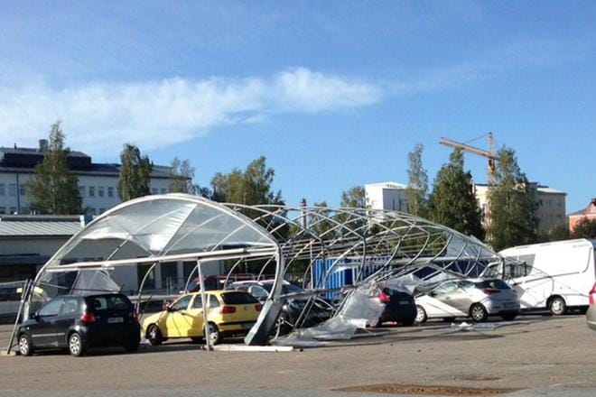 Teltta lensi autojen päälle vanhalla linja-autoasemalla Vaasassa. KUVA: LUKIJA