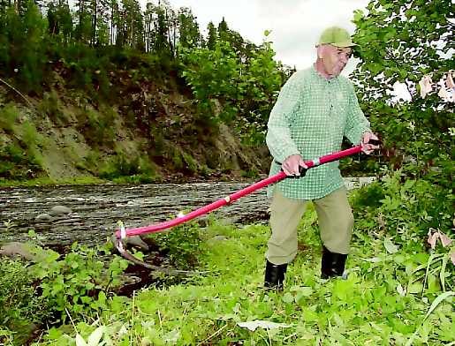 Iloksi silmälle. Hautajärveläinen Lauri Harju pääsi niittämään kansallispuiston luonnonniittyä, kuten hän oli oppinut tekemään jo poikasena. Alueen maisemasta on tullut kansainvälinen vetonaula.