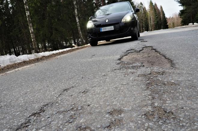 Jos virallisia vaaliohjelmia on uskominen, väylien korjausurakat jatkuvat. Maanteiden kunnon paraneminen riippuu kuitenkin siitä, toteutuvatko kovat tavoitteet myös uuden hallituksen ohjelmassa.