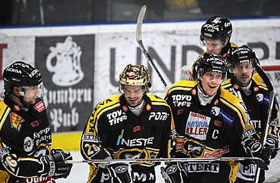 Maalinteko on mukavaa, näyttävät ilmeillään Michal Bros (vas.), Janne Pesonen, Ilkka Mikkola, Hannes Hyvönen (takana) ja Kalle Sahlstedt.