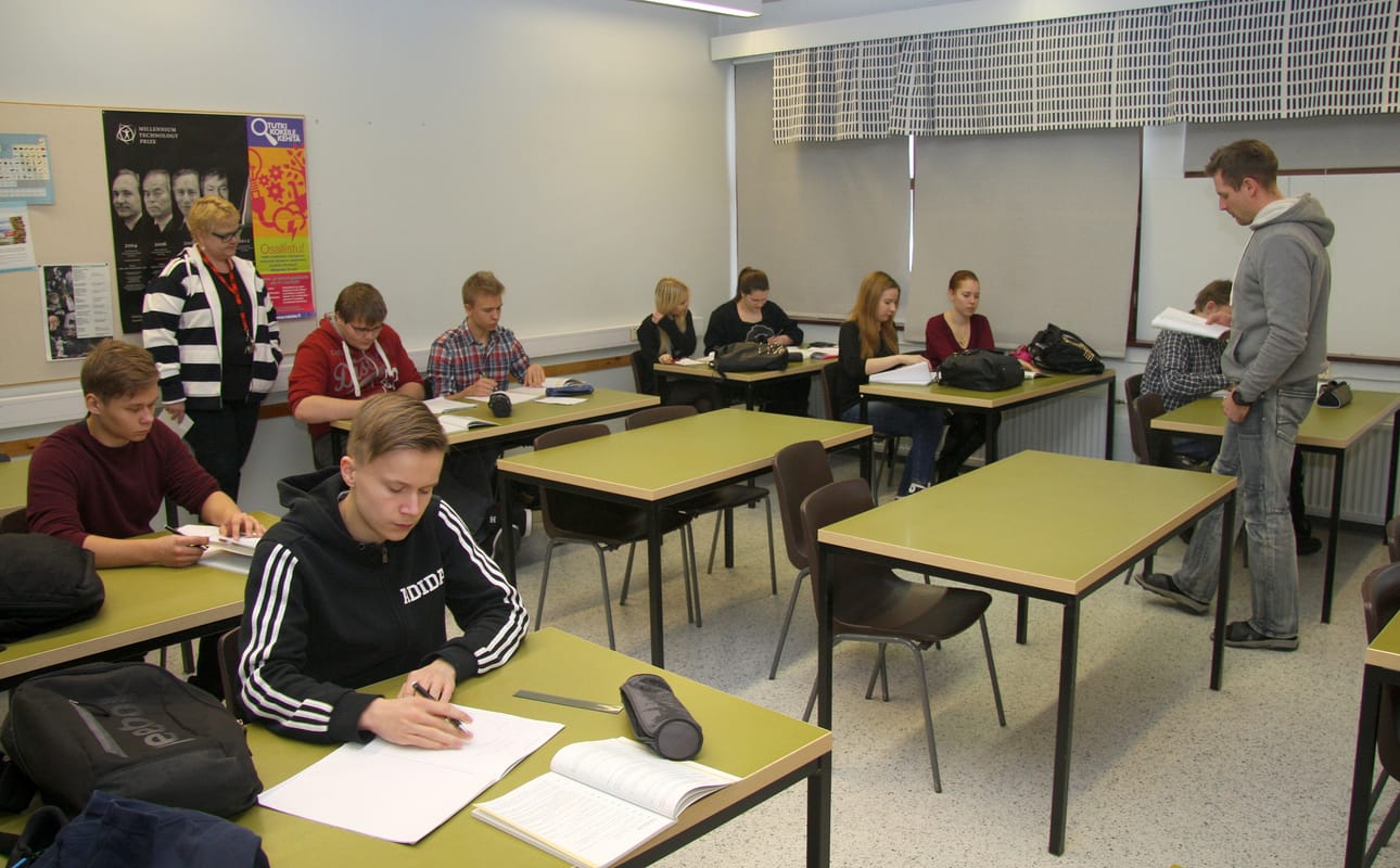 Posion lukion 16 opettajasta matematiikkaa, fysiikkaa ja kemiaa opettava Mauri Hiltunen on pelkästään lukion lehtori. Kaikilla muilla on tunteja peruskoulussa. Lukion rehtori Elina Lämsä (taustalla) on myös peruskoulun rehtori.