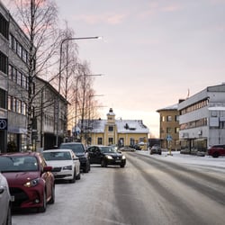 Kemijärven uusi kaupunkistrategia myöhästyy – entinen kauppaoppilaitos muutetaan veistosten näyttely- ja säilytystilaksi