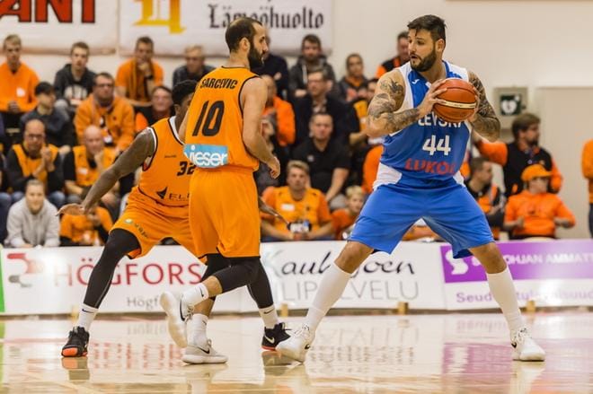 Bojan Sarcevic oli tärkeä Karhu Basketin hyökkäysten rakentaja. Lukoil Levskin Deyan Ivanov on etsimässä tietään ohi Karhun puolustuksen.