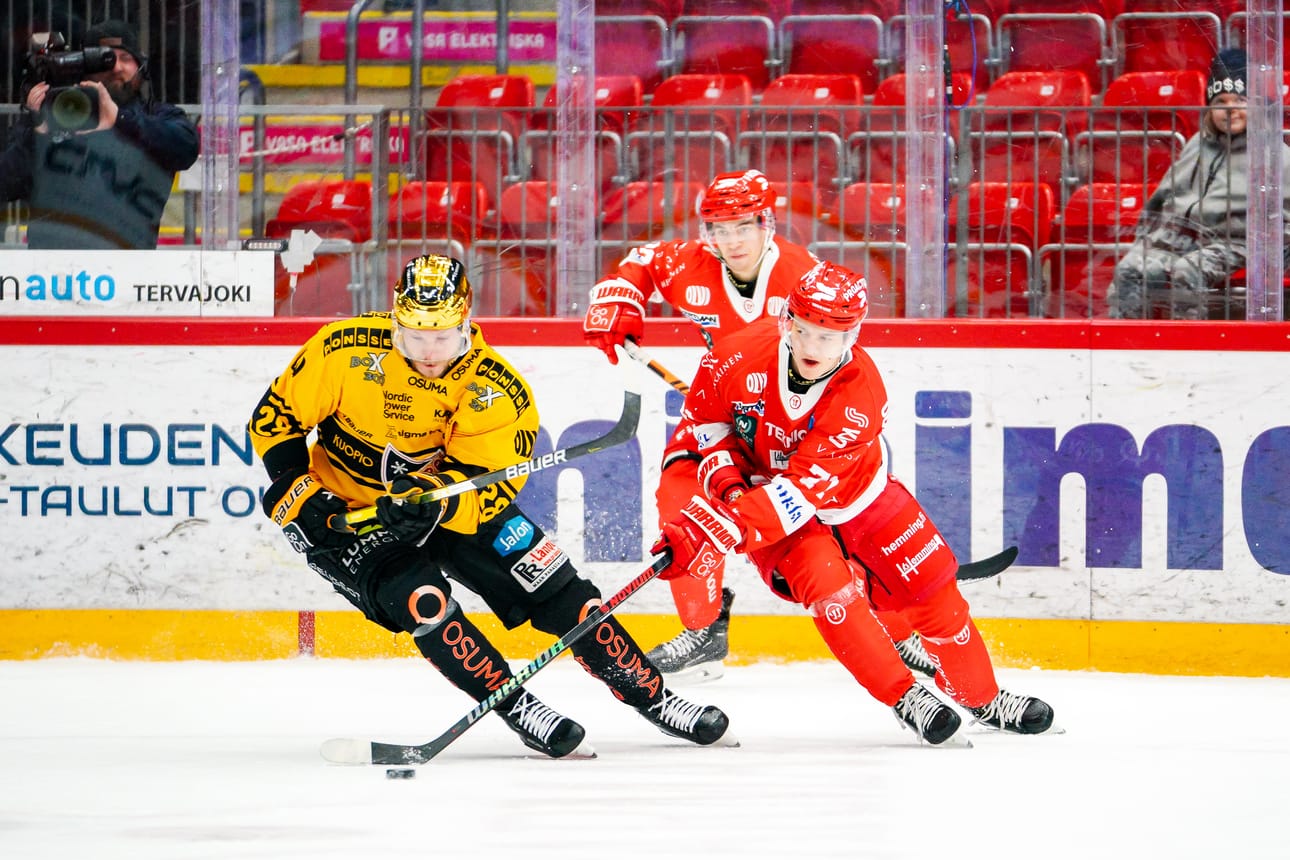 Sportin Viljami Niemisestä (edessä oik.) tuli ottelun ratkaisija keskiviikkona Raumalla. Arkistokuva.