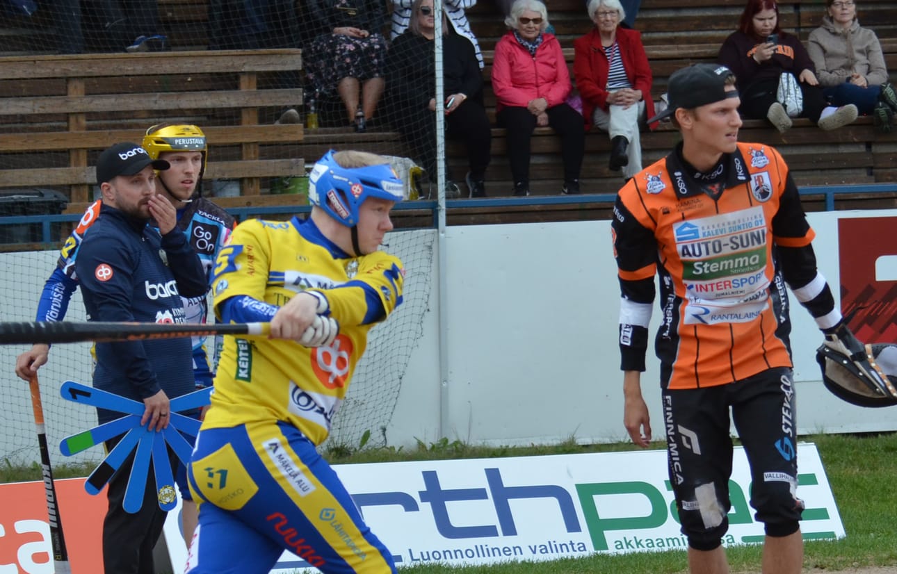 Alajärven Ankkurit voitti Haminan palloilijat taistelun jälkeen. Lyömässä Ankkurien Antti Toivola.