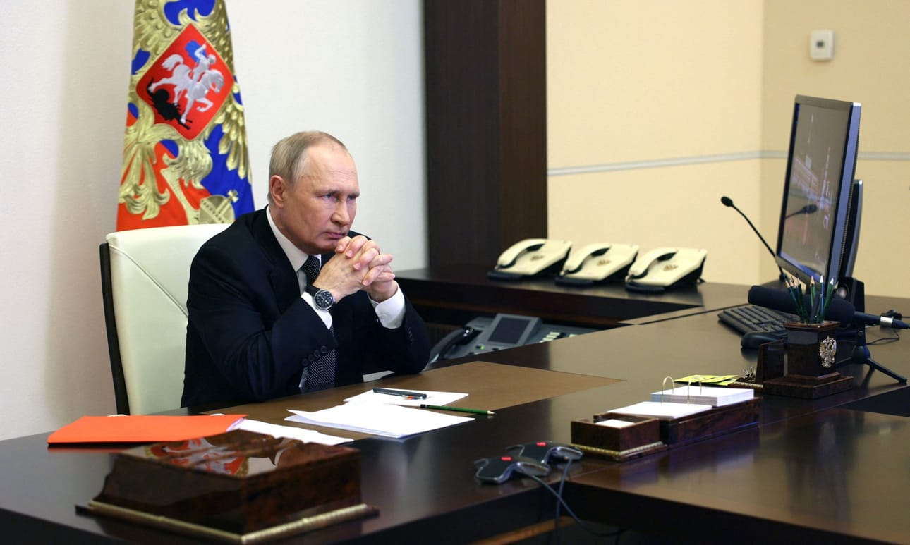 Putin kertoi kansallisen turvallisuusneuvoston televisioidussa kokouksessa allekirjoittaneensa asetuksen sotatilalaista. LEHTIKUVA/AFP