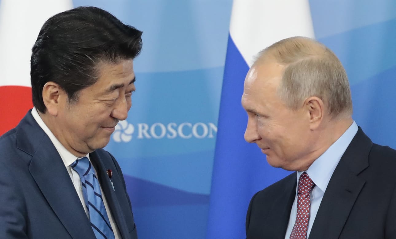 Venäjän presidentti Vladimir Putin (oik.) ja Japanin pääministeri Shinzo Abe tapasivat Venäjän Vladivostokissa itäisen talousfoorumin kokouksessa.