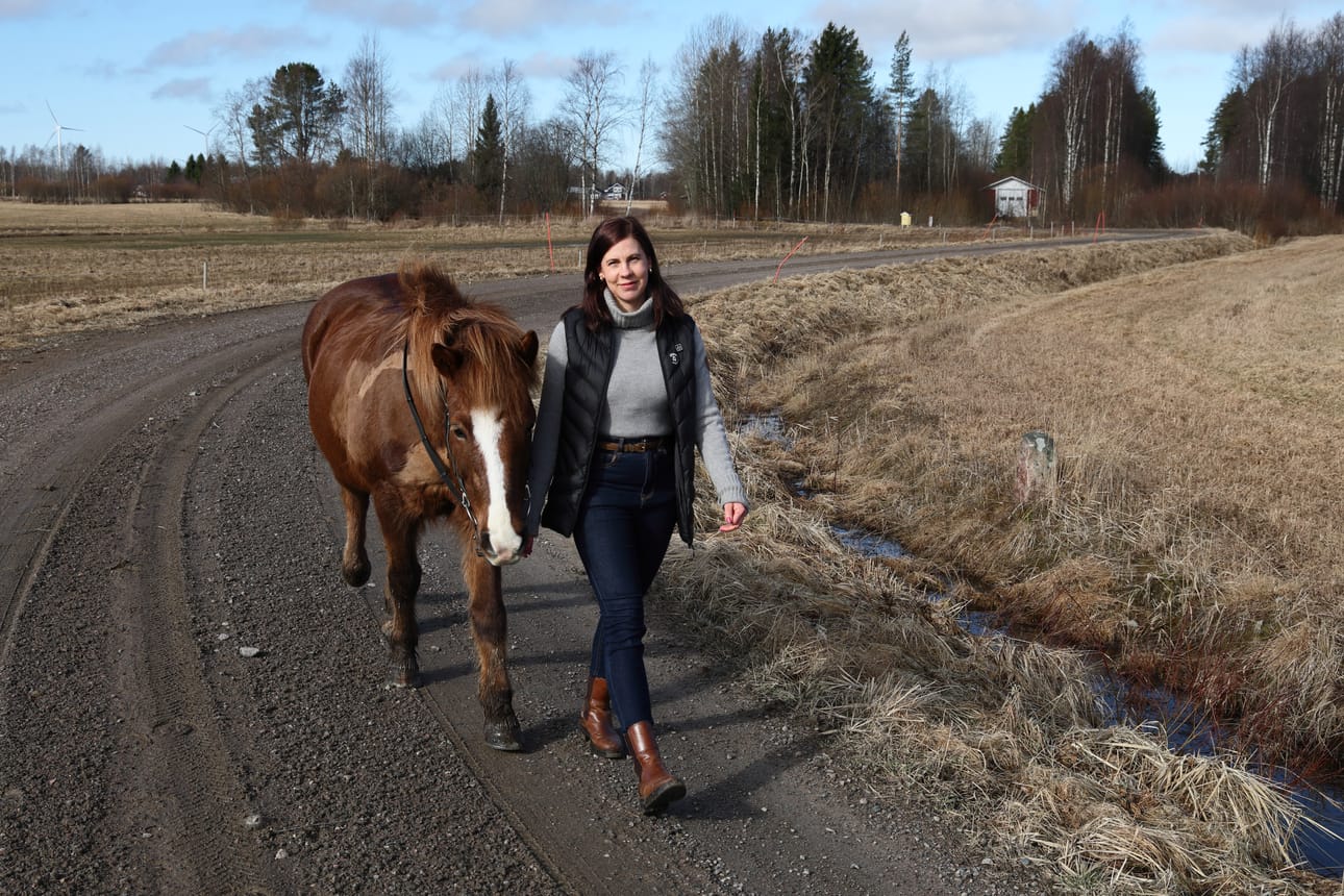 Hevosten kanssa harrastaminen – ja nyt myös työskentely – tarjoaa Iida Pahkamaalle sopivaa vastapainoa vaativaan päivätyöhön talousalan yrittäjänä.