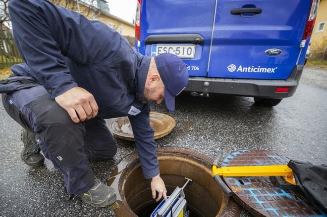 Huoltoteknikko Pasi Pentilä tarkastaa viemäriin asetetun sähköisen pyydyksen akkua. Rotat pystyvät lisääntymään nopeasti, sillä ne tekevät useita pentueita vuodessa. ARKISTOKUVA: JARNO PELLINEN