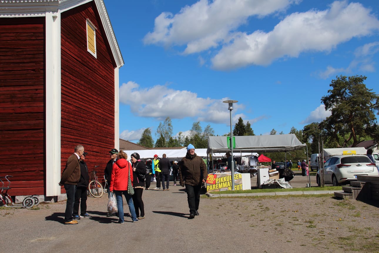Väki viihtyi Kärsämäen markkinoilla navakasta tuulesta huolimatta.