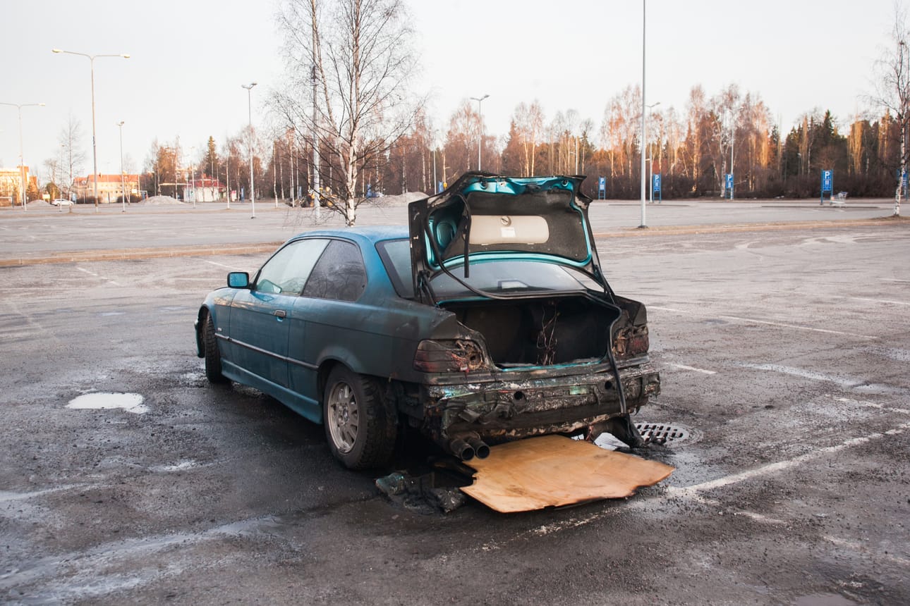Raksilan Marketeilla sunnuntaiaamuna poltettu BMW.
