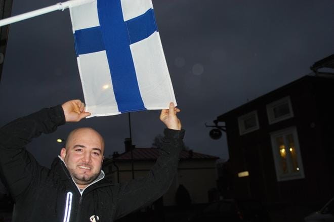 Fardi Bahroz haluaa oppia koko ajan lisää Suomesta ja suomalaisuudesta. Ystävien ja paikallisten tuttujen kautta hän sanoo ymmärtäneensä mitä itsenäisyys merkitsee. KUVA:OLLI PURSIAINEN