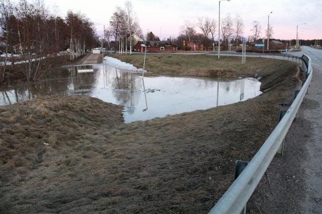Kevyen liikenteen alikulku Hemmingissä ei ollut ainakaan keskiviikkoiltana alikulkukelpoinen. KUVA: ANU NAHKALA
