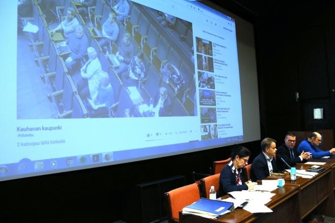 Screeniltä näkyi, mitä auditorion seinään kiinnitetty kamera kuvasi. KUVA: ANU NAHKALA