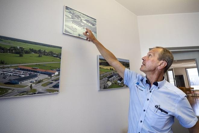 Arton Auton toimitusjohtaja Arto Ulvinen rakennutti ensimmäisen autohallinsa vuosina 1988–1989 Tervajoen Kaupparaitille. Vuosien aikana autoliike on laajentunut huomattavasti. Vajaan kuukauden kuluttua 11. elokuuta yrittäjä Ulvinen aikoo juhlia 30 vuotta täyttävää yritystään. KUVA: JARNO PELLINEN