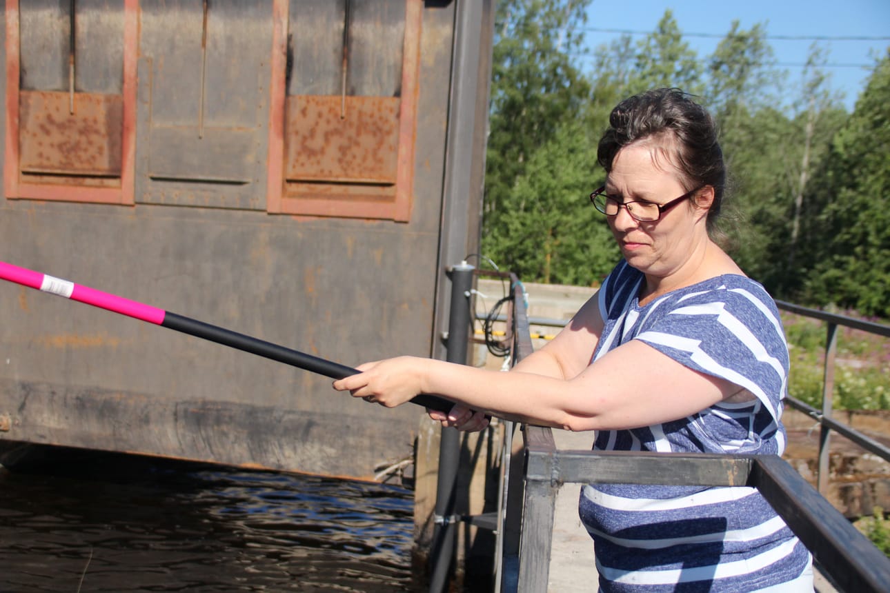 Helena Klaavo sitkeästi uitti matoa Pöyryn patoaltaassa ja se kannatti. Koukkuun tarttui lopulta pikkuinen kala.