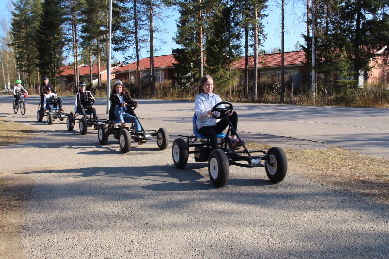 Oppilaat ajoivat Hyttikallion koululta polkuautoja valmiiksi Mäkirinteen koululle, jossa niistä tuunattiin mäkiautokisoihin ajopelejä.