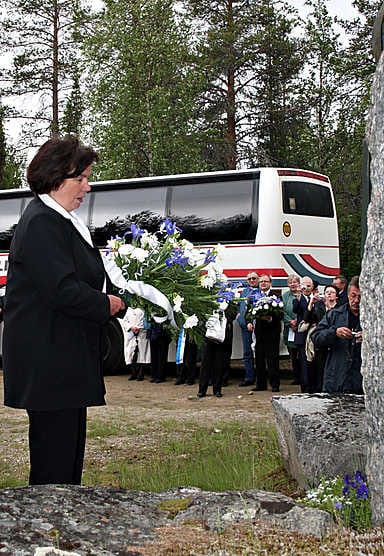 Lauantaina uhrien muistomerkillä vietetyssä tilaisuudessa Sirkka Lakela toi kukkavihkon sisarustensa muistolle.