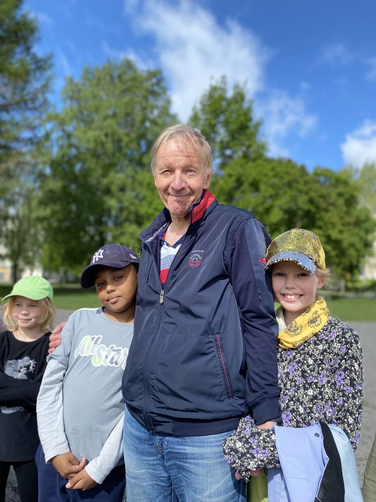 Kouluvaari Martti Syrjä viettää mielellään lasten kanssa aikaa välitunneilla osallistuen peleihin ja leikkeihin.
