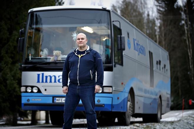 Ilmajoen nykyinen kirjastoauto on 18 vuotta vanha. Se alkaa olla jo tiensä päässä myös kirjastoautonkuljettajan/virkailijan Tommi Heimovirran mukaan. KUVA: TOMI KOSONEN