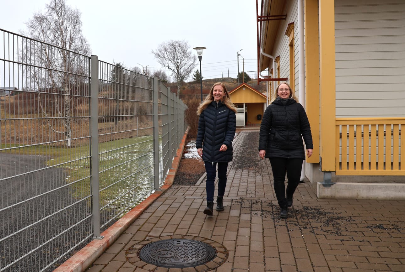 Päiväkodin johtaja Hanna Smeds ja varajohtaja Sofia Vidgren ovat iloisia siitä, että viisivuotiaiden ulkoryhmä toteutuu parin vuoden suunnittelun jälkeen. Ryhmän kanssa tehdään luontoretkiä myös päiväkodin aitojen ulkopuolelle.
