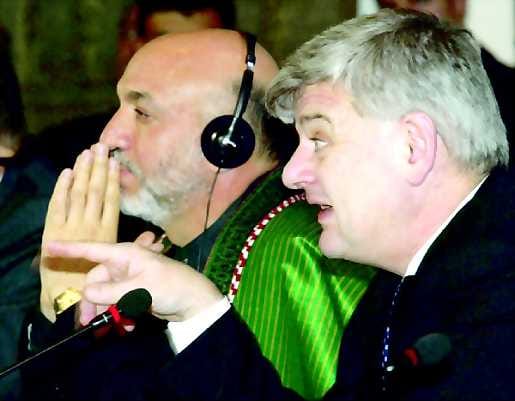Turvallisuustyön puolesta . Afganistanin presidentti Hamid Karzai (vas.) ja Saksan ulkoministeri Joschka Fischer haluavat vauhdittaa Afganistanin poliisin ja armeijan koulutusta.