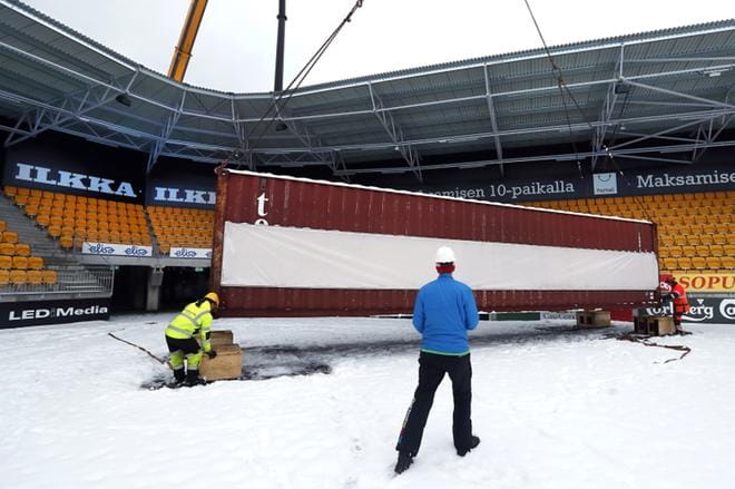 Ensimmäinen 3 500 kiloa painava maalikontti asettui näppärästi paikoilleen OmaSp- Stadionille. KUVA: JOUKO HÄNNINEN