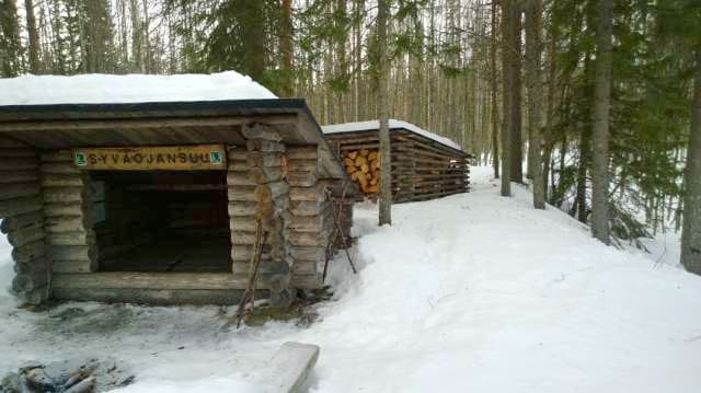Syväojansuun laavu on yksi kohde, johon Matti Salonpää ion polttopuuta kuljettanut.