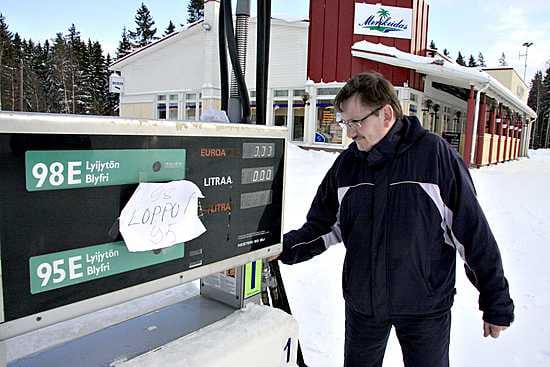 Merikeitaan yrittäjä Erkki Paananen on iloinen, että polttoaineen myynti Merijärvellä jatkuu, vaikka hän siitä luopui.
