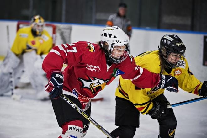 Ida Kuoppala väänsi vahvasti KalPan Sanna Lehikoisen kanssa. KUVA: JARNO PELLINEN