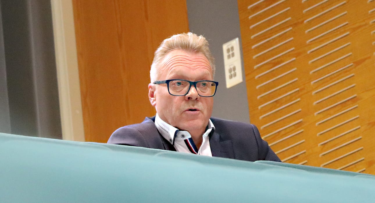 Koulutusjohtaja Keijo Makkosen erottamiseksi tehtiin aloite koulutuskuntayhtymän valtuustolle lokakuussa. Yhtynähallituksen mielestä erottamiselle ei ole perustetta.