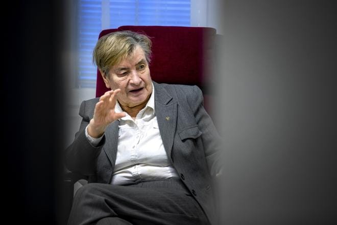 Salli Saari vieraili kuntayhtymä Kaksineuvoisen kriisivalmiustyöryhmän koulutuspäivässä Kauhavalla. Suomalaisittain suurin katastrofi tapahtui Intian valtamerellä 2004, kun tsunami vaati 178 suomalaisuhria. Saari sanoo saavansa työhönsä energiaa siitä, kun näkee avun tehoavan. KUVA: MATTI HAUTALAHTI