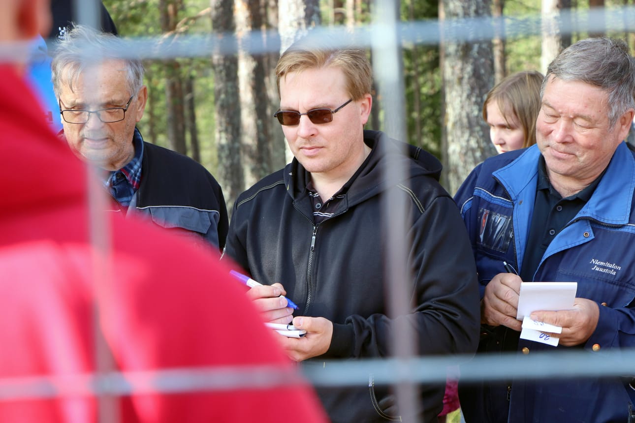 Antti ja Pekka Niemitalo toimivat huutokaupan kirjureina. Voittavan huudon huutanut ostaja sai lappua vastaan suorittaa maksun ja viedä uuden omaisuutensa parempaan talteen.