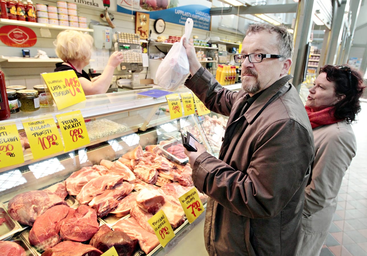 Oululaiset Katri ja Ilpo Virtanen ostivat Pekka Jormanaisen lihakaupasta keittolihaa.