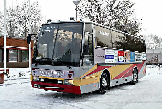 Toimistobussissa matka-aika kuluu tehokkaaseen työntekoon.
