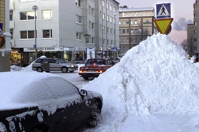 Lumet ja jäät rymisevät nyt alas katoilta, Oulun keskustassa läheltä piti -tilanteita – palomestari muistuttaa kiinteistönomistajia vastuustaan